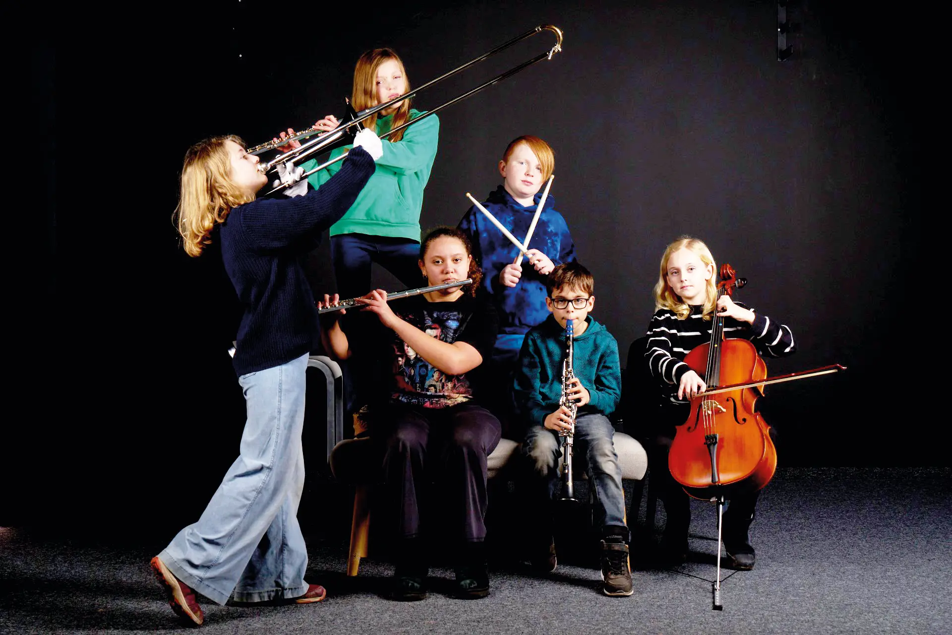 Unga personer spelar upp olika instrument